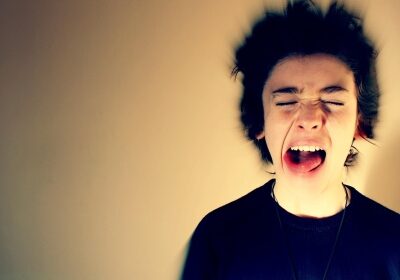 Person mit starkem Gefühlsausdruck – Symbolbild für Stress oder Überforderung