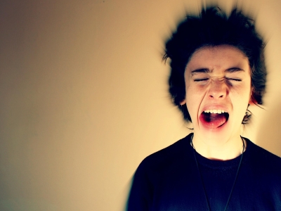 Person mit starkem Gefühlsausdruck – Symbolbild für Stress oder Überforderung